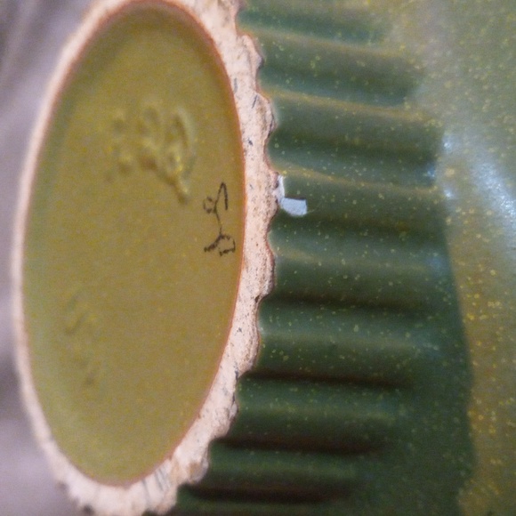 Bin # 5 USA Pottery # R22 green ceramic vase/bowl - Picture 7 of 7